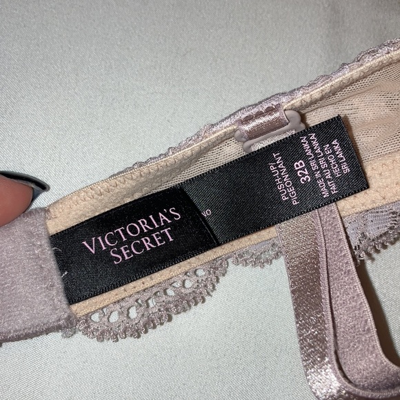 Women’s Victoria’s Secret Very Sexy all over lace Push up plunge bra - Picture 5 of 5